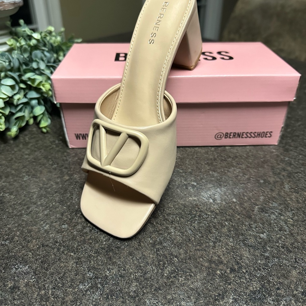 NWT! Cream Women's Slide Sandals size 10